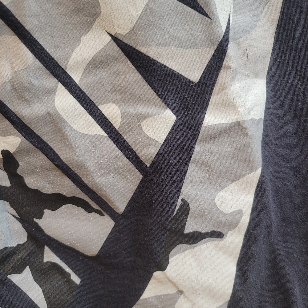 Nike T-Shirt Men's Small Black w/ Gray Camo Logo Regular Fit Graphic Tee - Picture 4 of 6